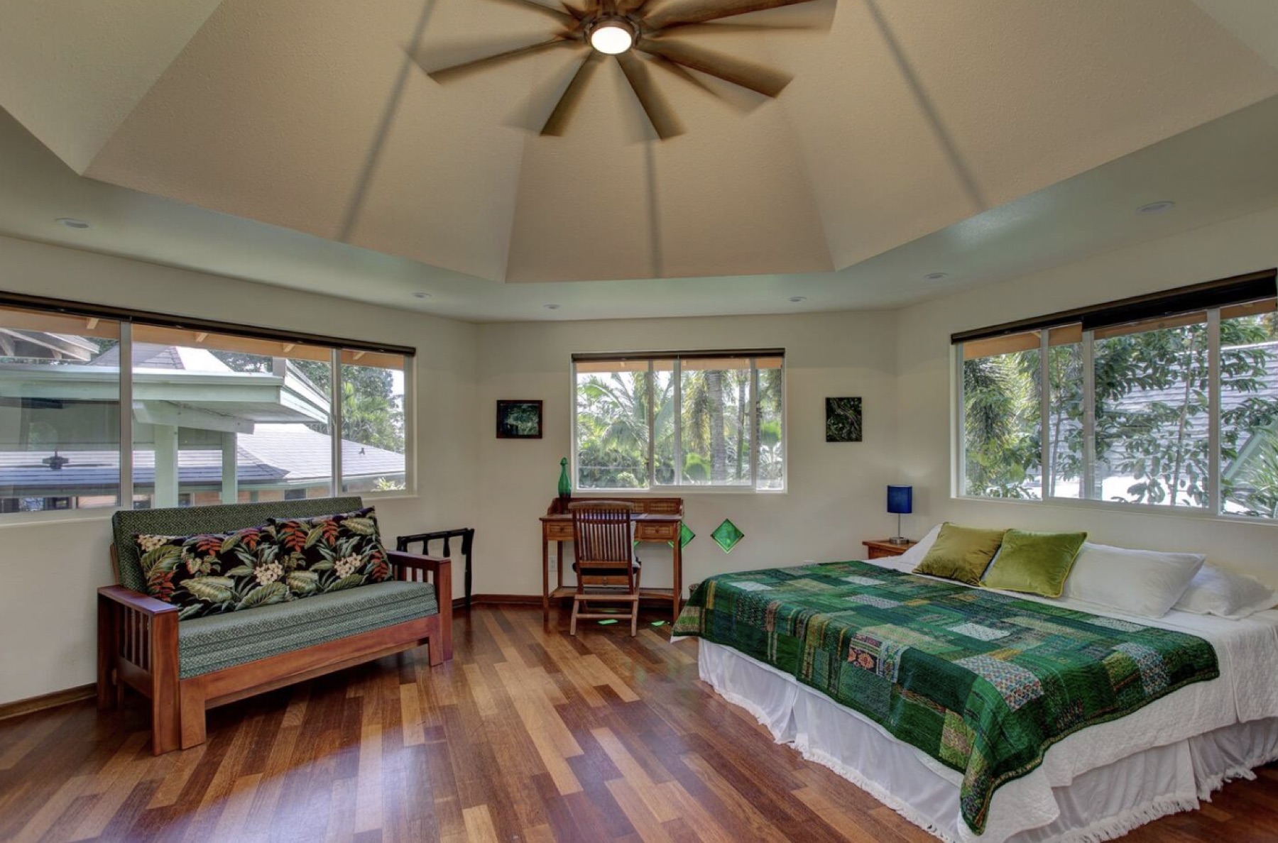 Octagonal shared ensuite bedroom with vaulted ceiling and jungle views