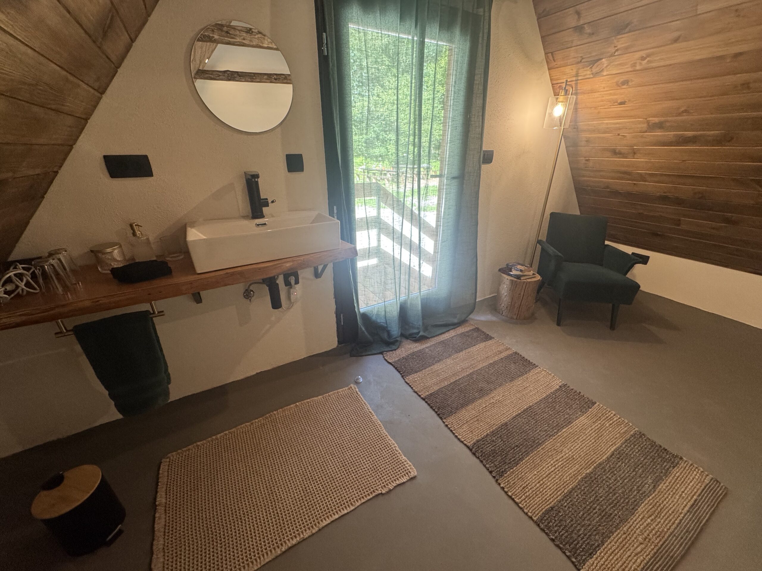 Macesen &mdash; In-room sink & vanity